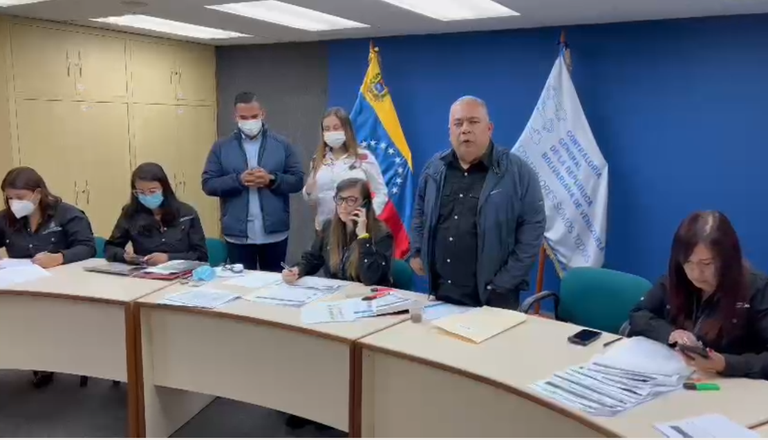 Contralor General Dr. Elvis Amoroso recibe carpeta Sala Situacional 2022